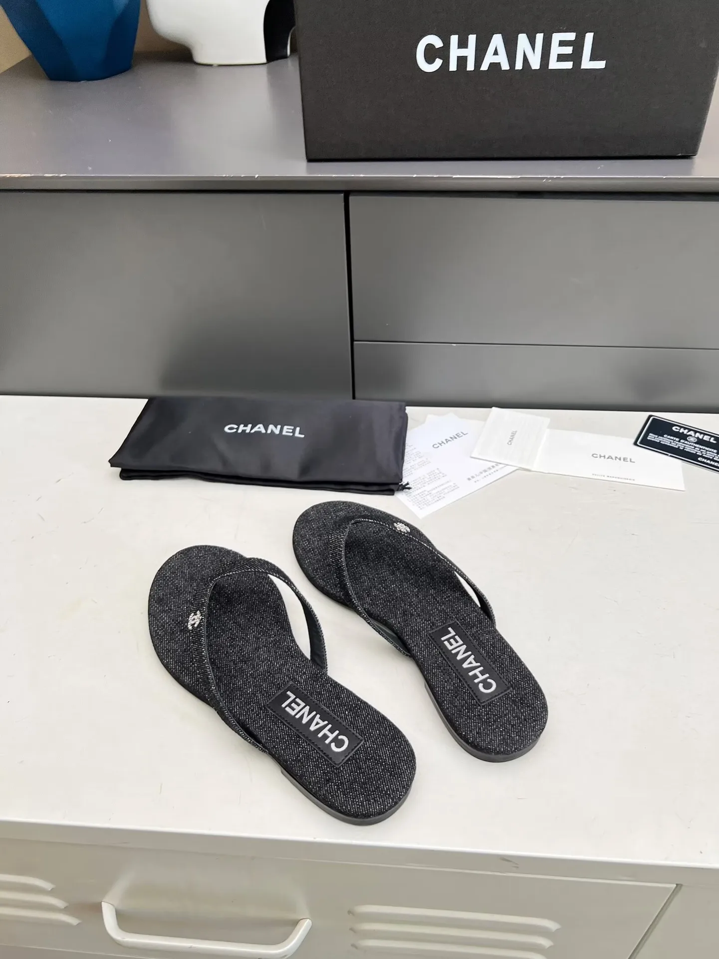 👟👟Ex-factory price 380👟👟 Chanel new spring and summer genuine leather outsole flip-flops✅ I was really moved by this shoe when I first saw it💓 I liked it at first sight [surprised], 😊 and it has Chanel’s classic diamond logo💎 Fabric: imported cowhide 🐂 Denim, velvet Lining: cow lining Color: black Code number: 35-41 (41 can be customized and non-returnable) Outsole: Made of genuine leather outsole Packaging: with card, cloth bag